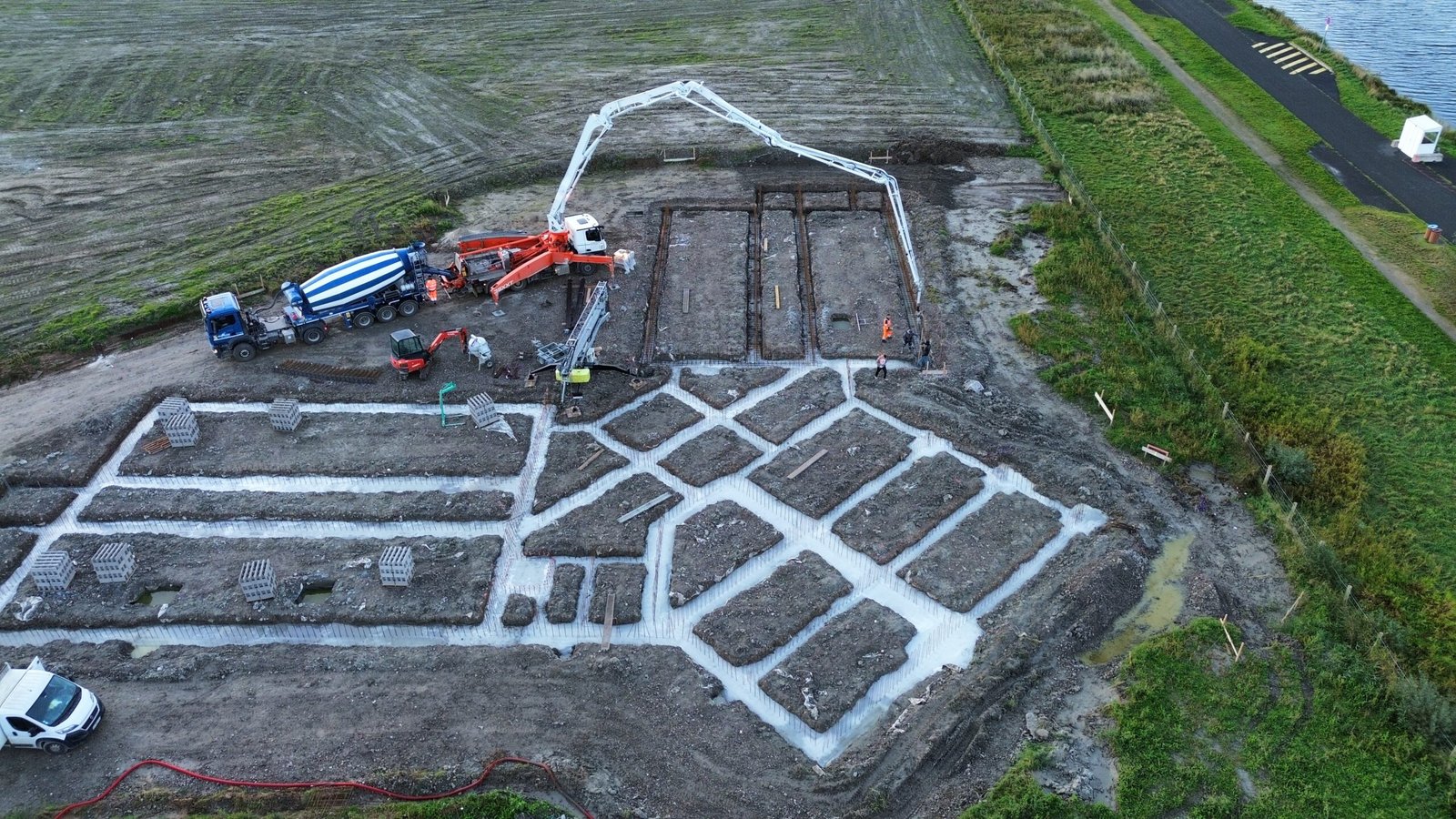 Vue aérienne des fondations contrôlées lors d'une visite de chantier